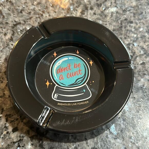 Assholes live forever, plastic ashtray NEW (2875) - Picture 1 of 1